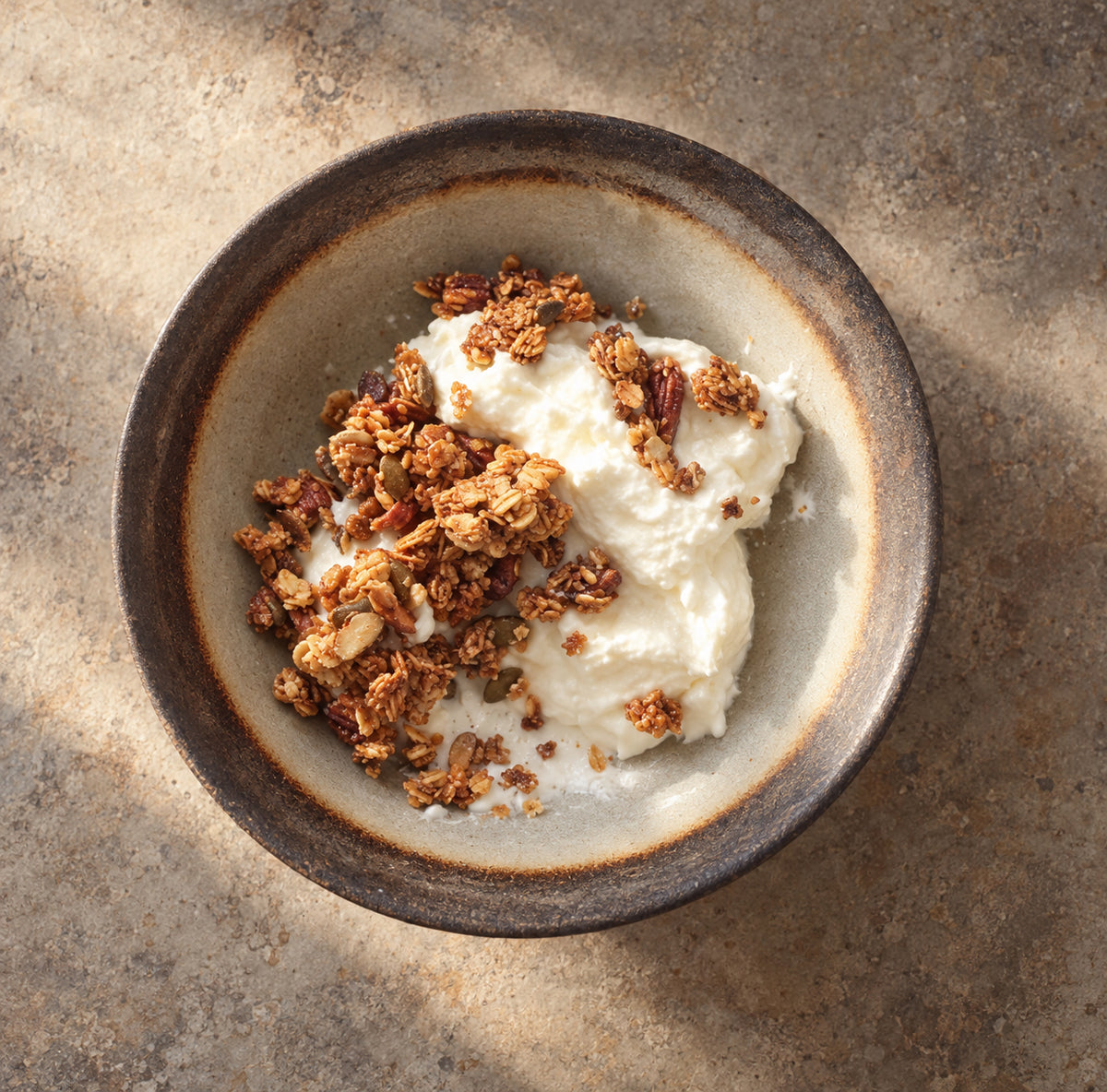 Granola et yaourt dans un bol en céramique